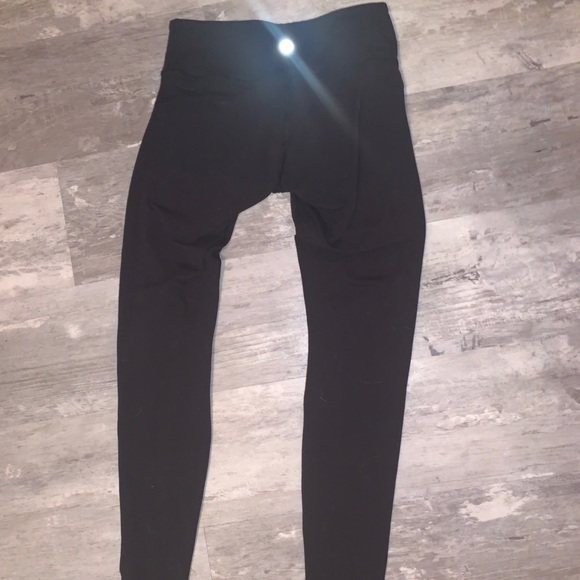 25’’ black under high rise lululemon size 4 - Picture 4 of 4